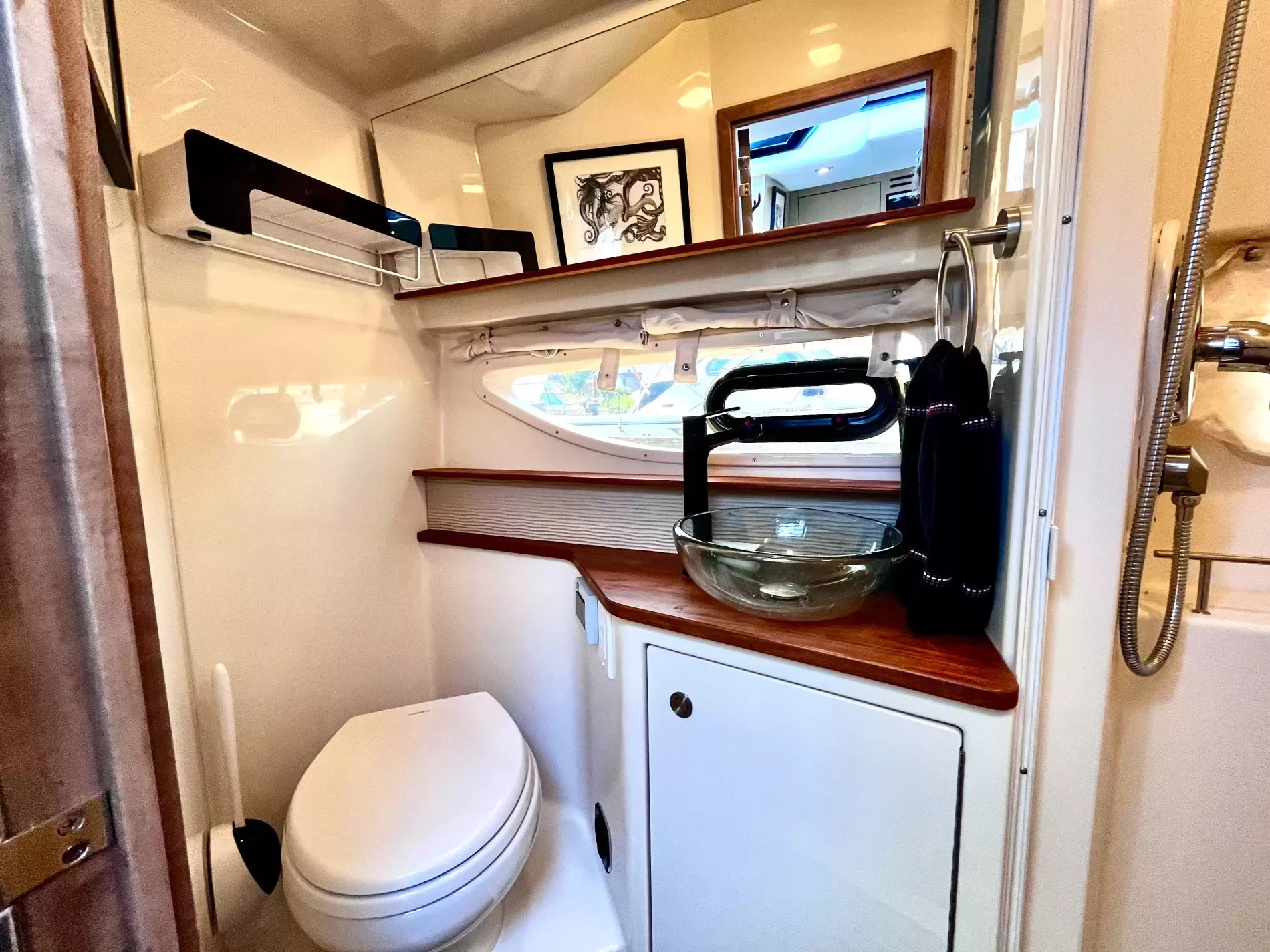 Pre-Owned 2018 Sea ray Sundancer 350 Coupe for Sale | Vancouver, BC | M&P Yacht Centre | 6a7bff4a7dff9dfbb50888a8