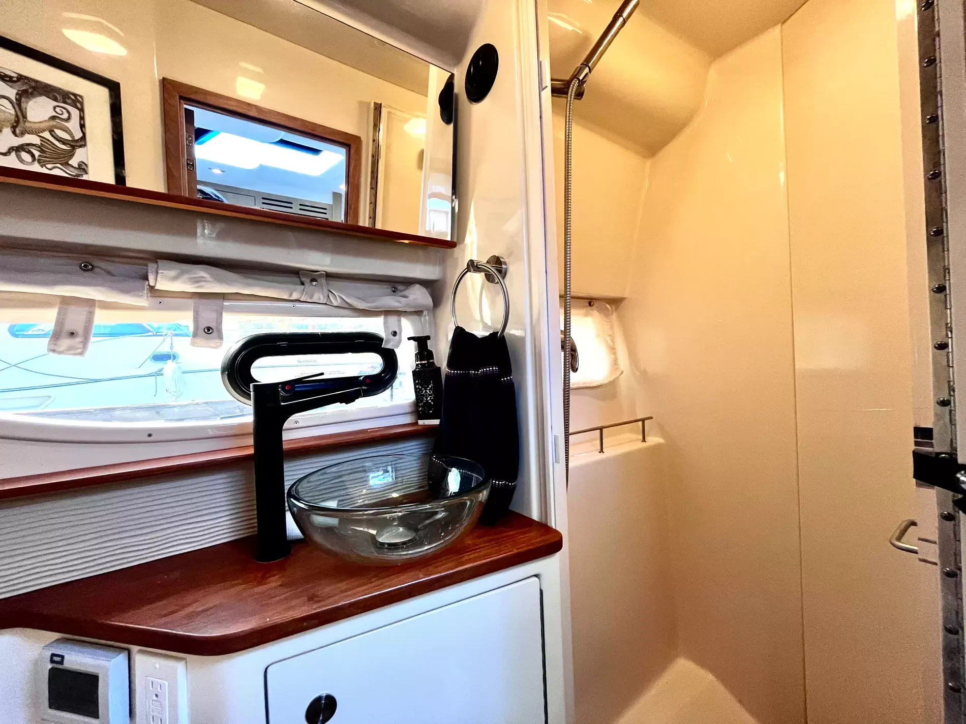 Pre-Owned 2018 Sea ray Sundancer 350 Coupe for Sale | Vancouver, BC | M&P Yacht Centre | 6a7bff4a7dff9dfbb50888a8