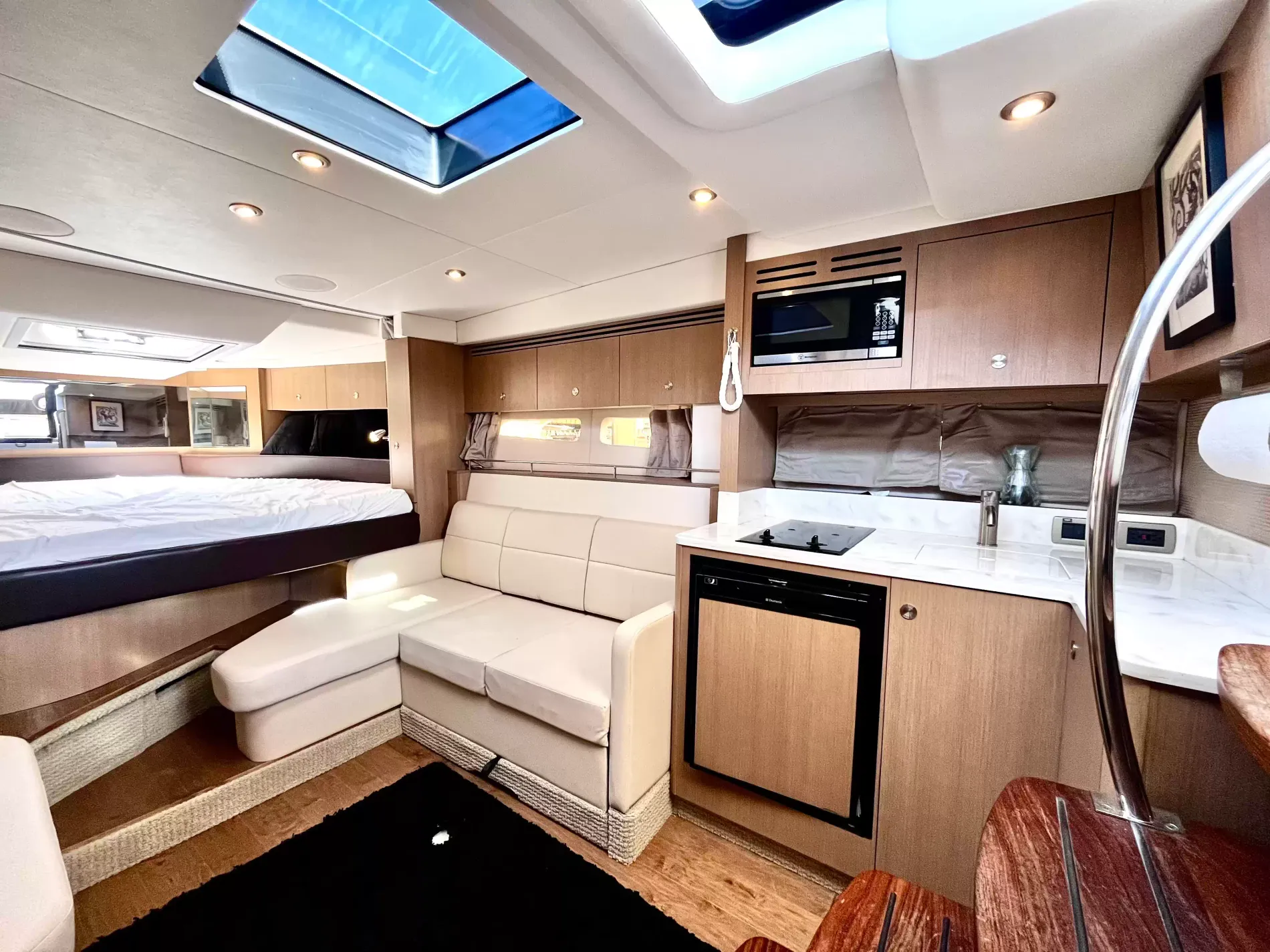 Pre-Owned 2018 Sea ray Sundancer 350 Coupe for Sale | Vancouver, BC | M&P Yacht Centre | 6a7bff4a7dff9dfbb50888a8