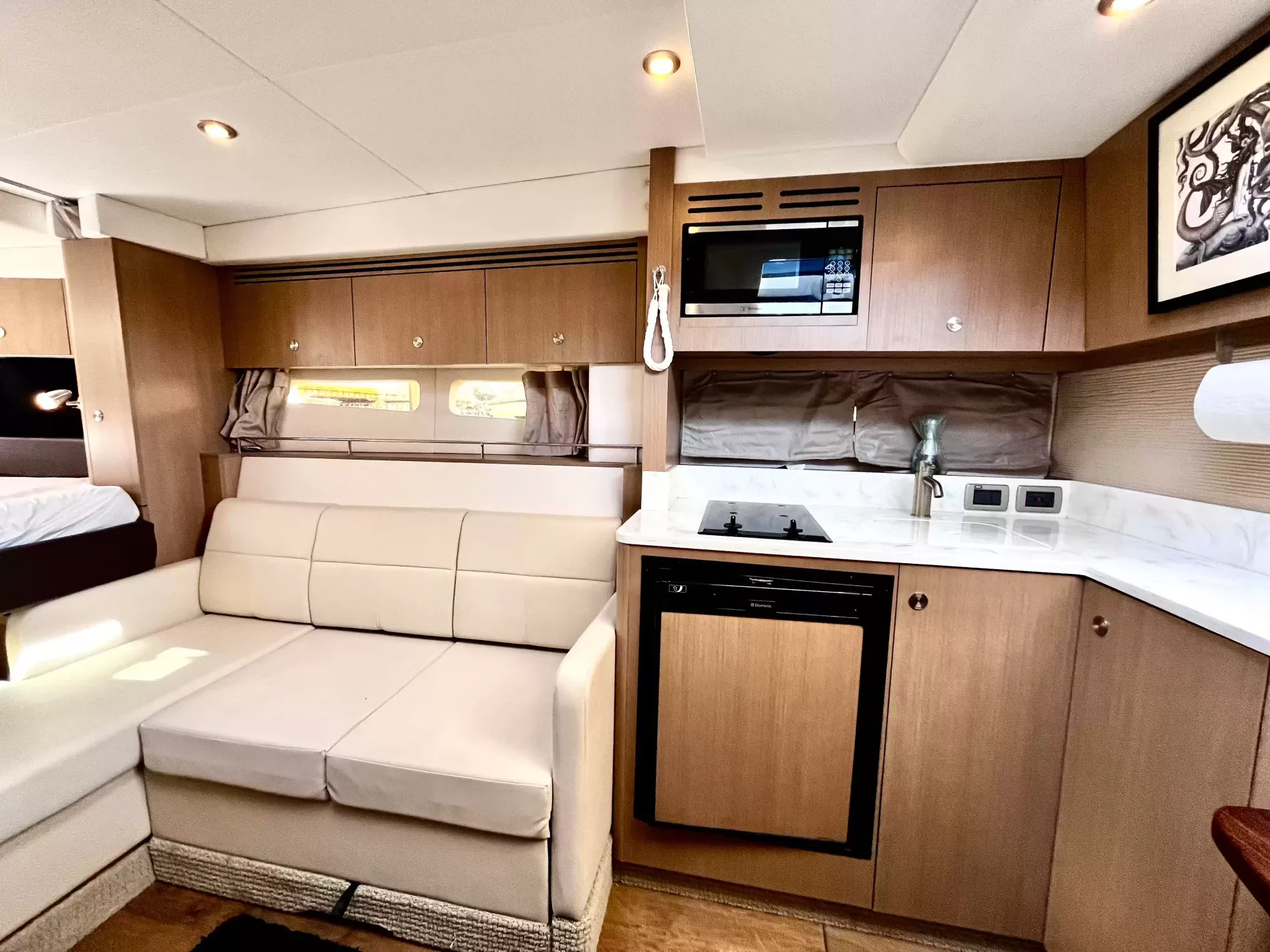 Pre-Owned 2018 Sea ray Sundancer 350 Coupe for Sale | Vancouver, BC | M&P Yacht Centre | 6a7bff4a7dff9dfbb50888a8