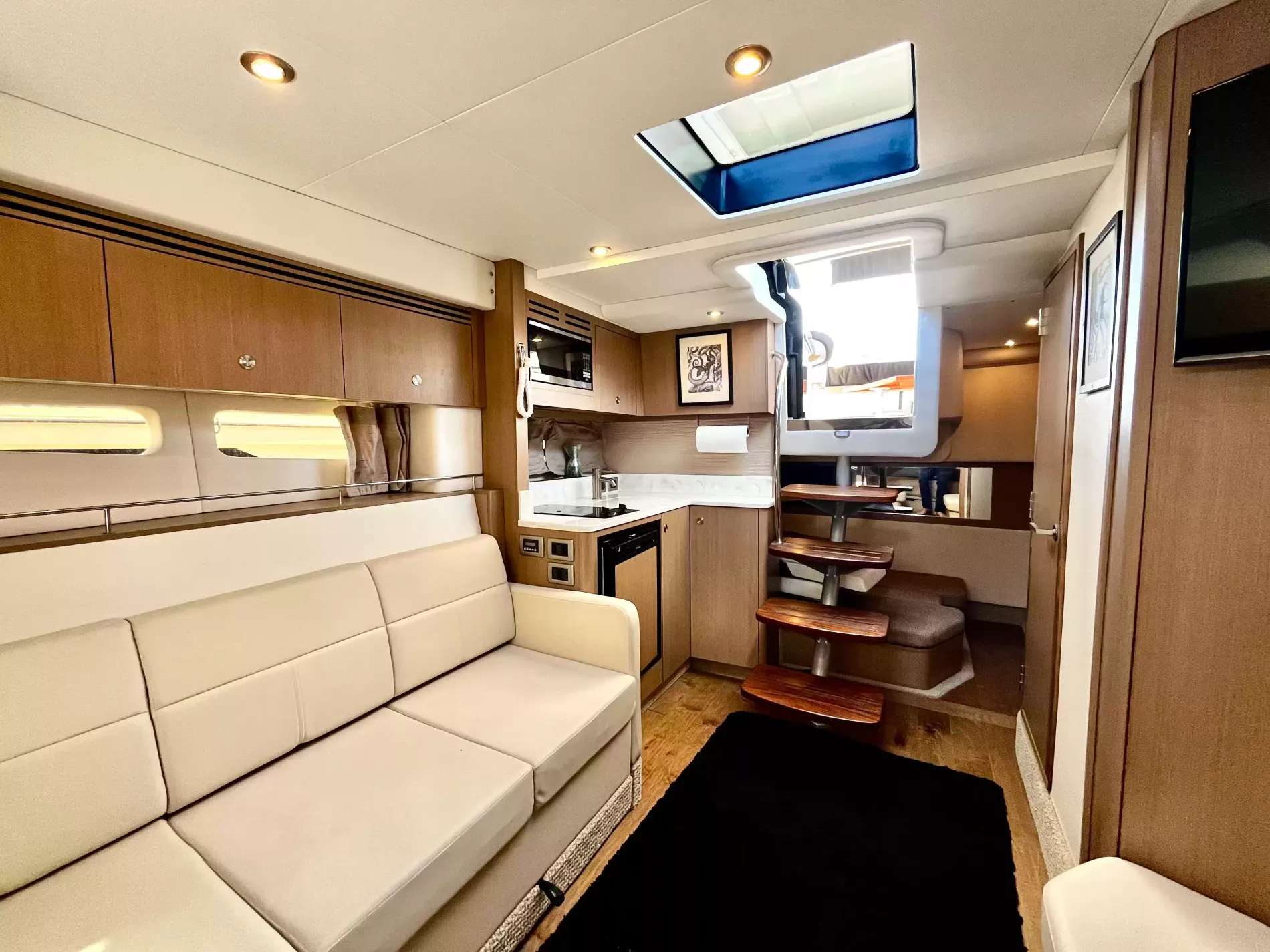 Pre-Owned 2018 Sea ray Sundancer 350 Coupe for Sale | Vancouver, BC | M&P Yacht Centre | 6a7bff4a7dff9dfbb50888a8