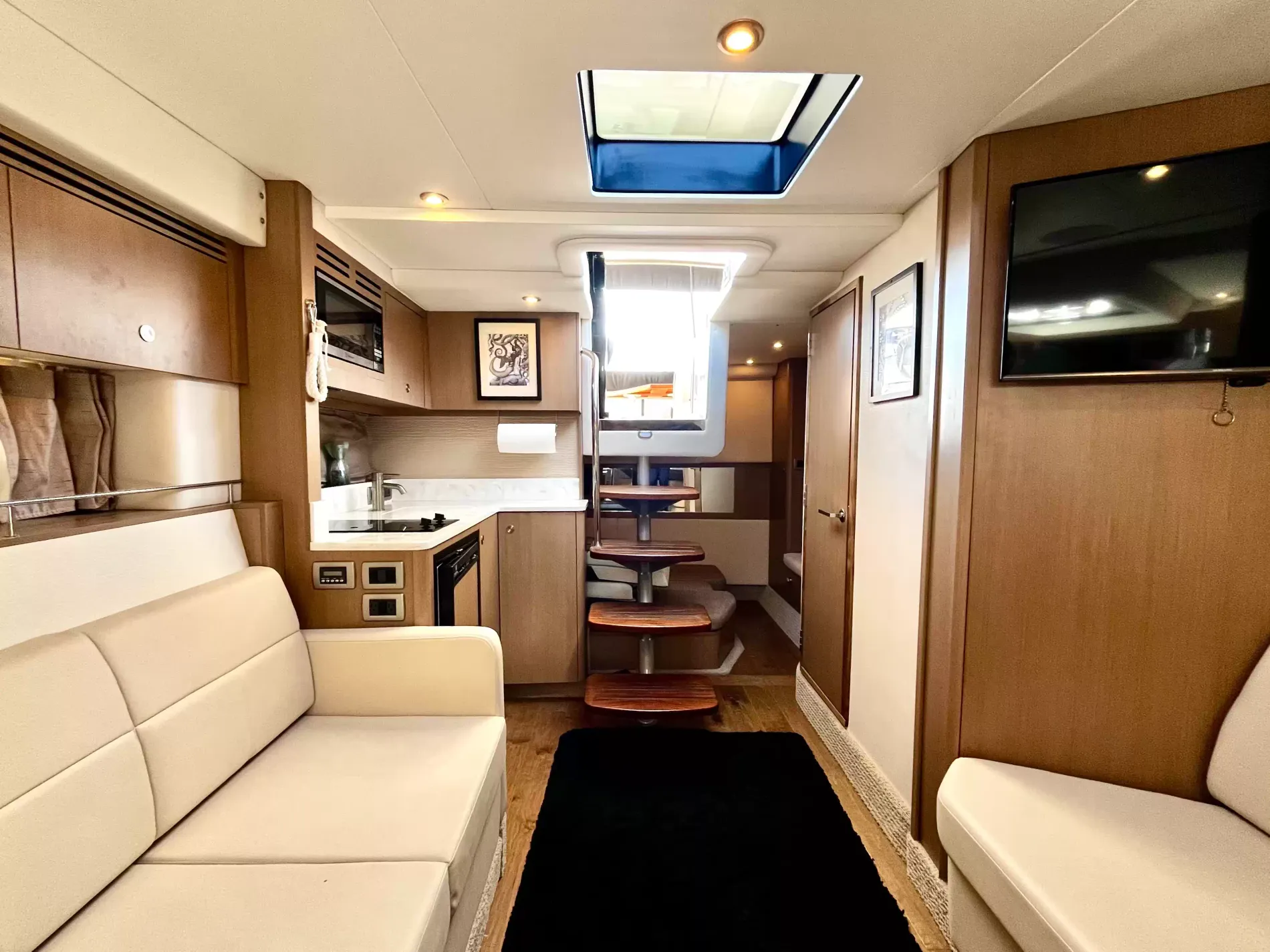 Pre-Owned 2018 Sea ray Sundancer 350 Coupe for Sale | Vancouver, BC | M&P Yacht Centre | 6a7bff4a7dff9dfbb50888a8