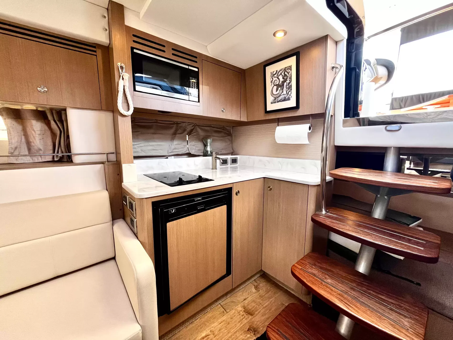 Pre-Owned 2018 Sea ray Sundancer 350 Coupe for Sale | Vancouver, BC | M&P Yacht Centre | 6a7bff4a7dff9dfbb50888a8