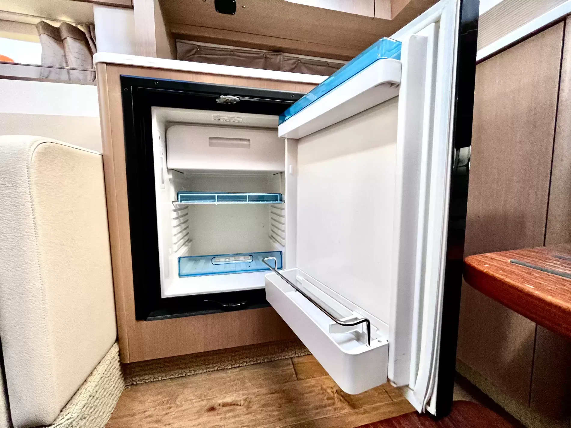 Pre-Owned 2018 Sea ray Sundancer 350 Coupe for Sale | Vancouver, BC | M&P Yacht Centre | 6a7bff4a7dff9dfbb50888a8