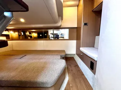 Pre-Owned 2018 Sea ray Sundancer 350 Coupe for Sale | Vancouver, BC | M&P Yacht Centre | 6a7bff4a7dff9dfbb50888a8