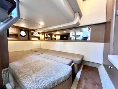 Pre-Owned 2018 Sea ray Sundancer 350 Coupe for Sale | Vancouver, BC | M&P Yacht Centre | 6a7bff4a7dff9dfbb50888a8