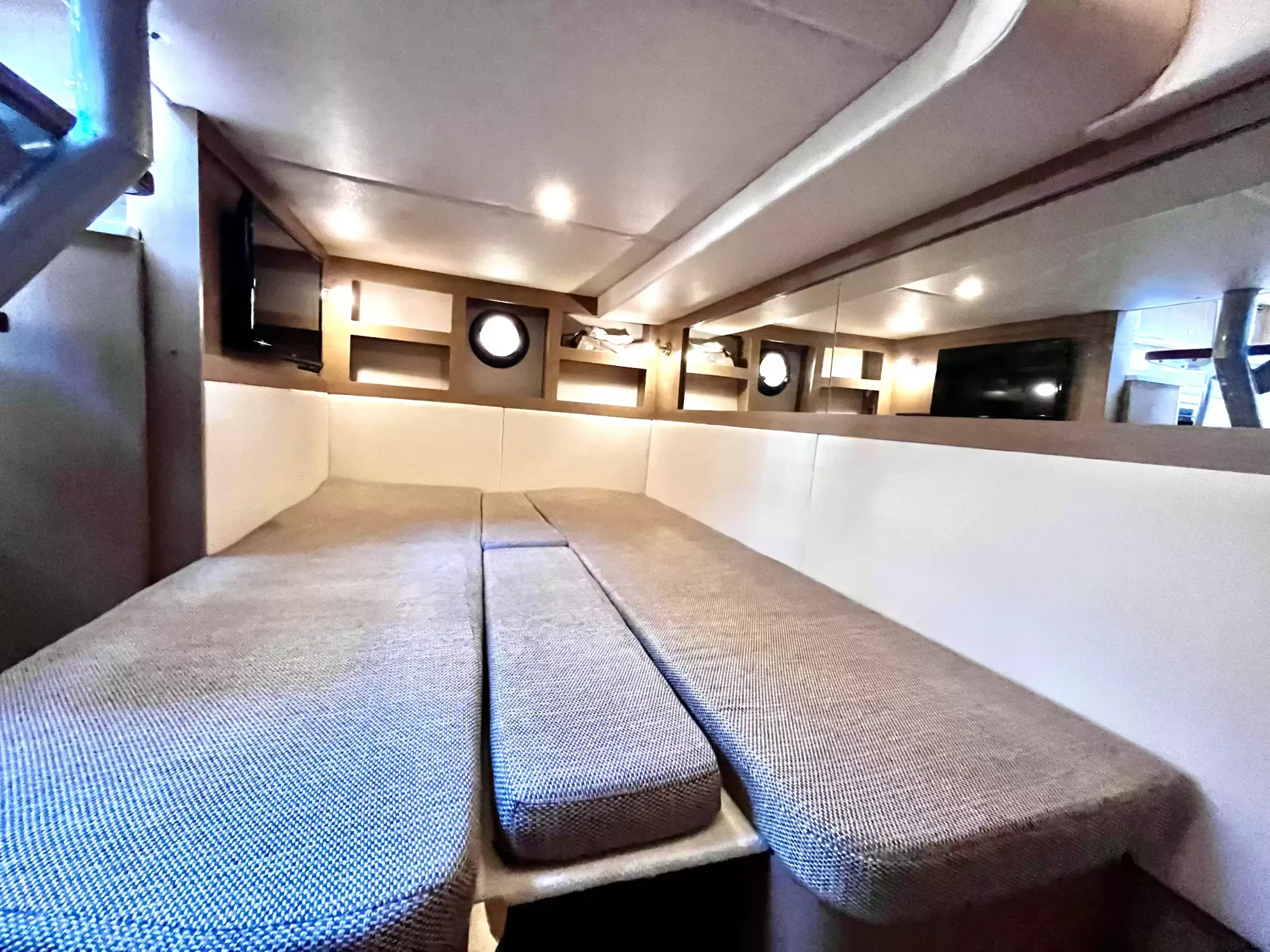 Pre-Owned 2018 Sea ray Sundancer 350 Coupe for Sale | Vancouver, BC | M&P Yacht Centre | 6a7bff4a7dff9dfbb50888a8