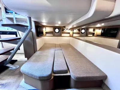 Pre-Owned 2018 Sea ray Sundancer 350 Coupe for Sale | Vancouver, BC | M&P Yacht Centre | 6a7bff4a7dff9dfbb50888a8