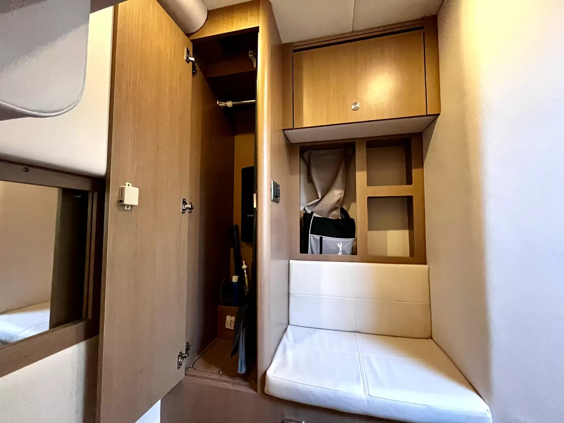 Pre-Owned 2018 Sea ray Sundancer 350 Coupe for Sale | Vancouver, BC | M&P Yacht Centre | 6a7bff4a7dff9dfbb50888a8