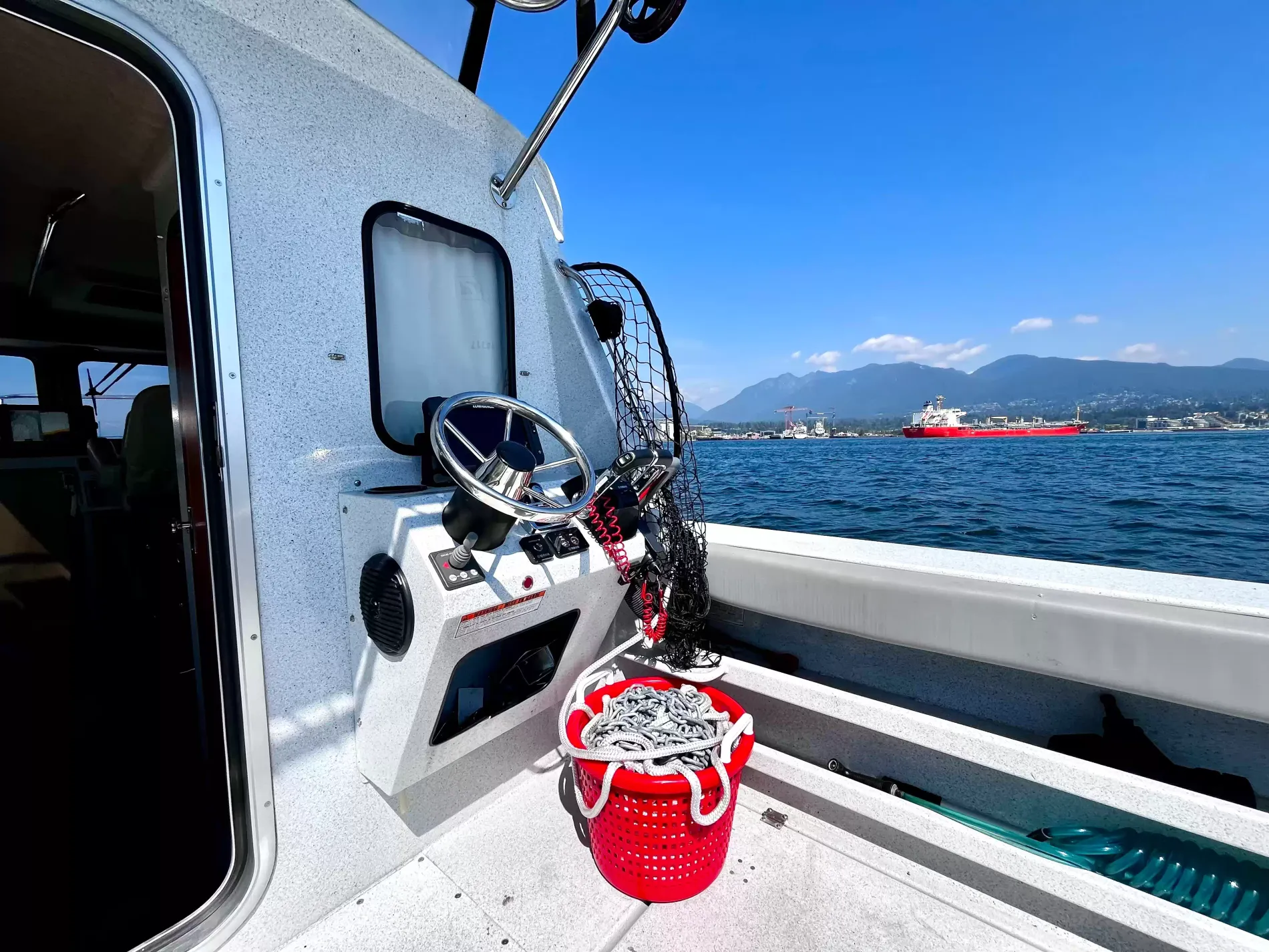 Pre-Owned 2016 Kingfisher 3025 for Sale | Vancouver, BC | M&P Yacht Centre | 6a868a78a0d2b2871103a861