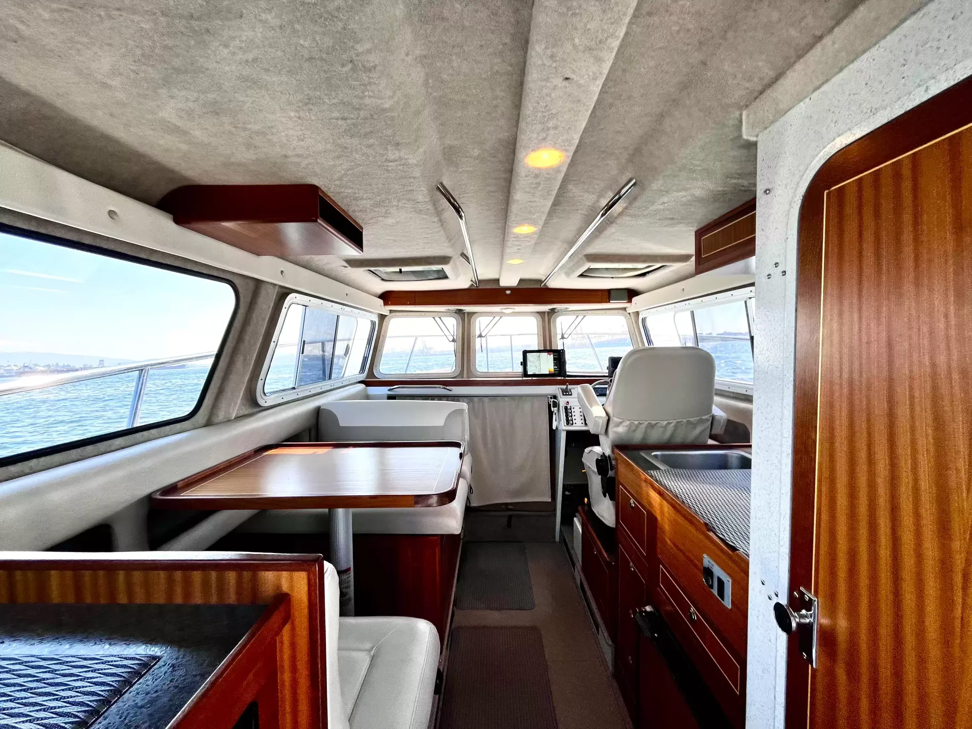 Pre-Owned 2016 Kingfisher 3025 for Sale | Vancouver, BC | M&P Yacht Centre | 6a868a78a0d2b2871103a861