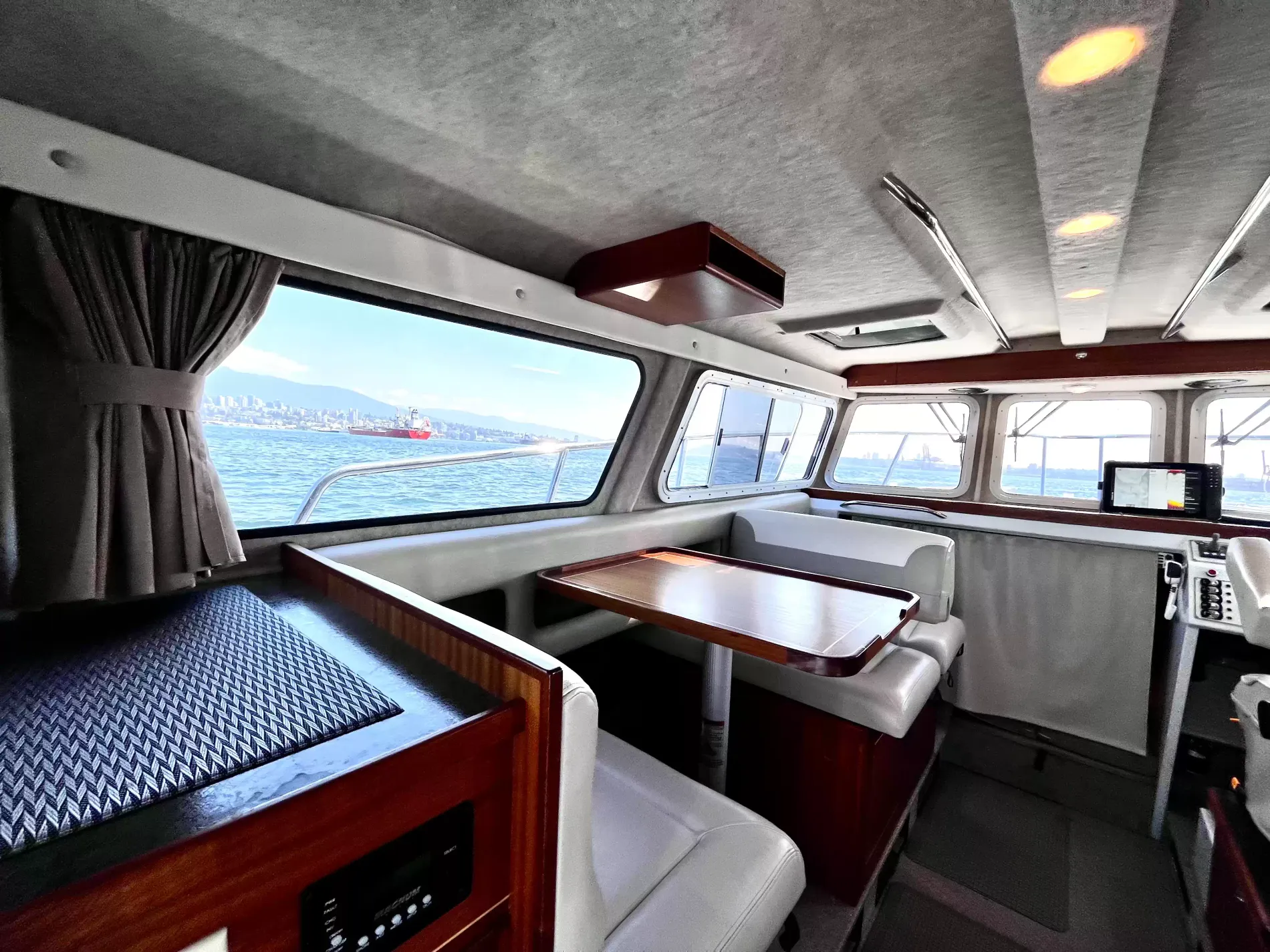 Pre-Owned 2016 Kingfisher 3025 for Sale | Vancouver, BC | M&P Yacht Centre | 6a868a78a0d2b2871103a861