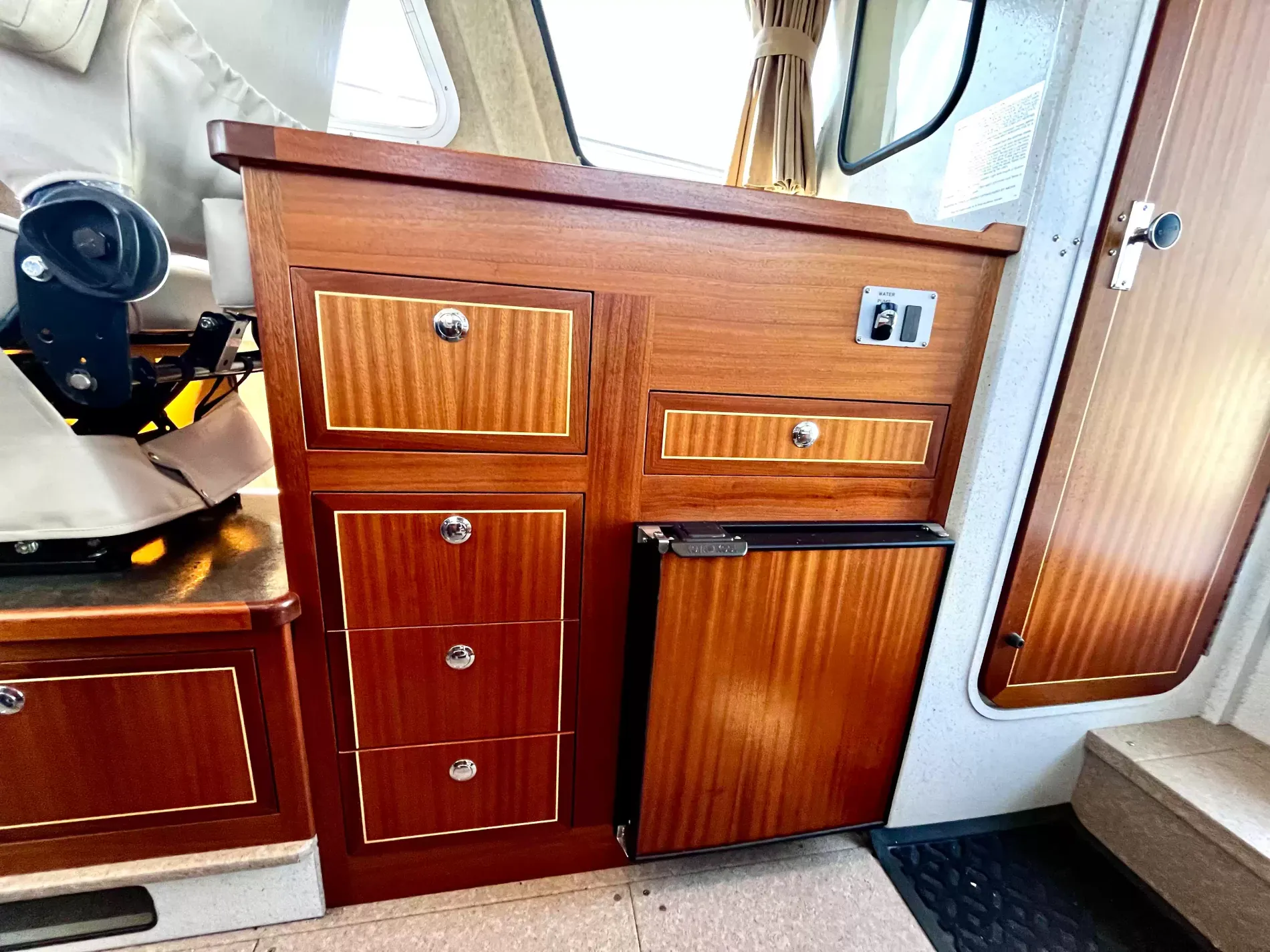 Pre-Owned 2016 Kingfisher 3025 for Sale | Vancouver, BC | M&P Yacht Centre | 6a868a78a0d2b2871103a861