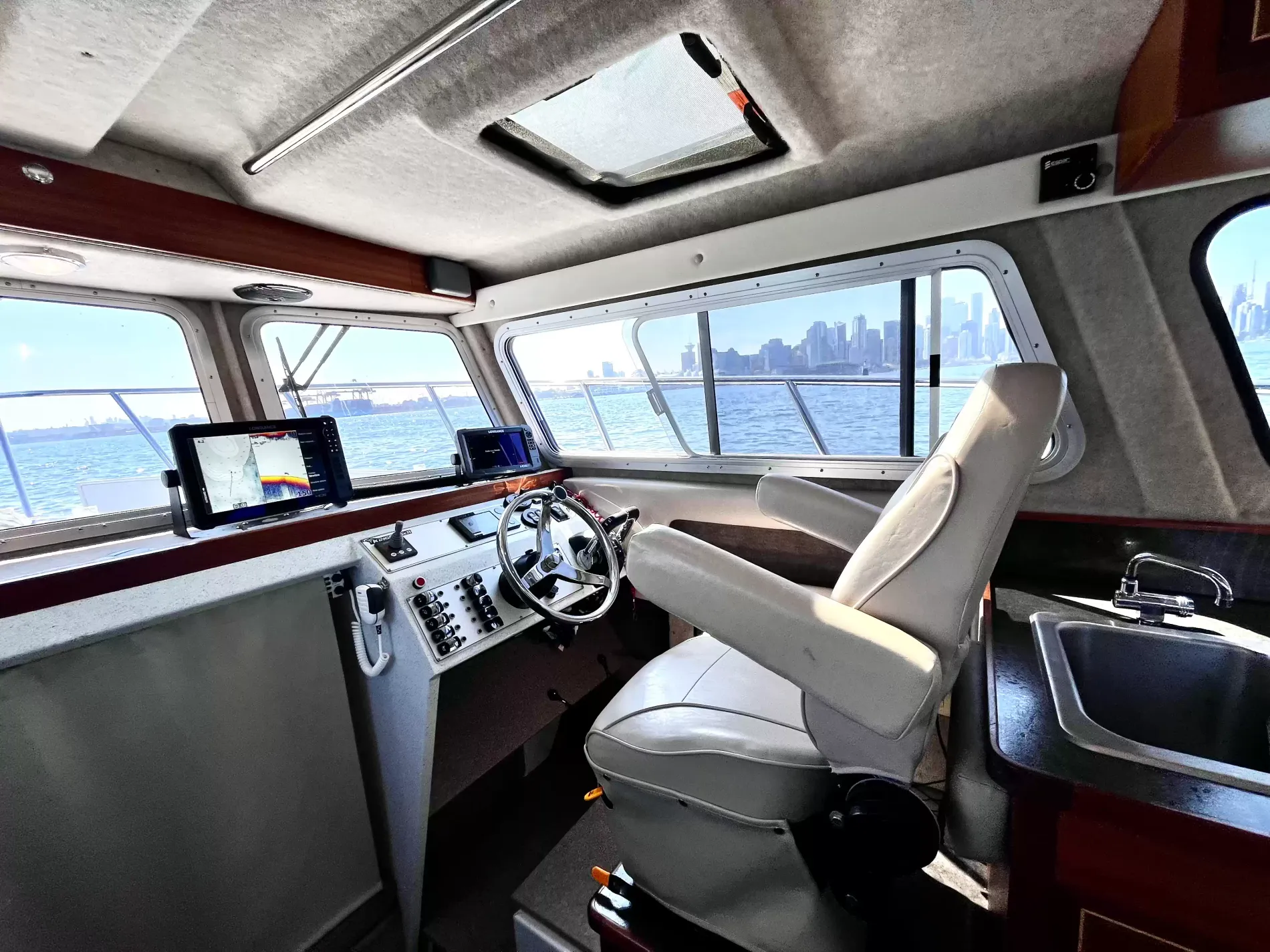 Pre-Owned 2016 Kingfisher 3025 for Sale | Vancouver, BC | M&P Yacht Centre | 6a868a78a0d2b2871103a861