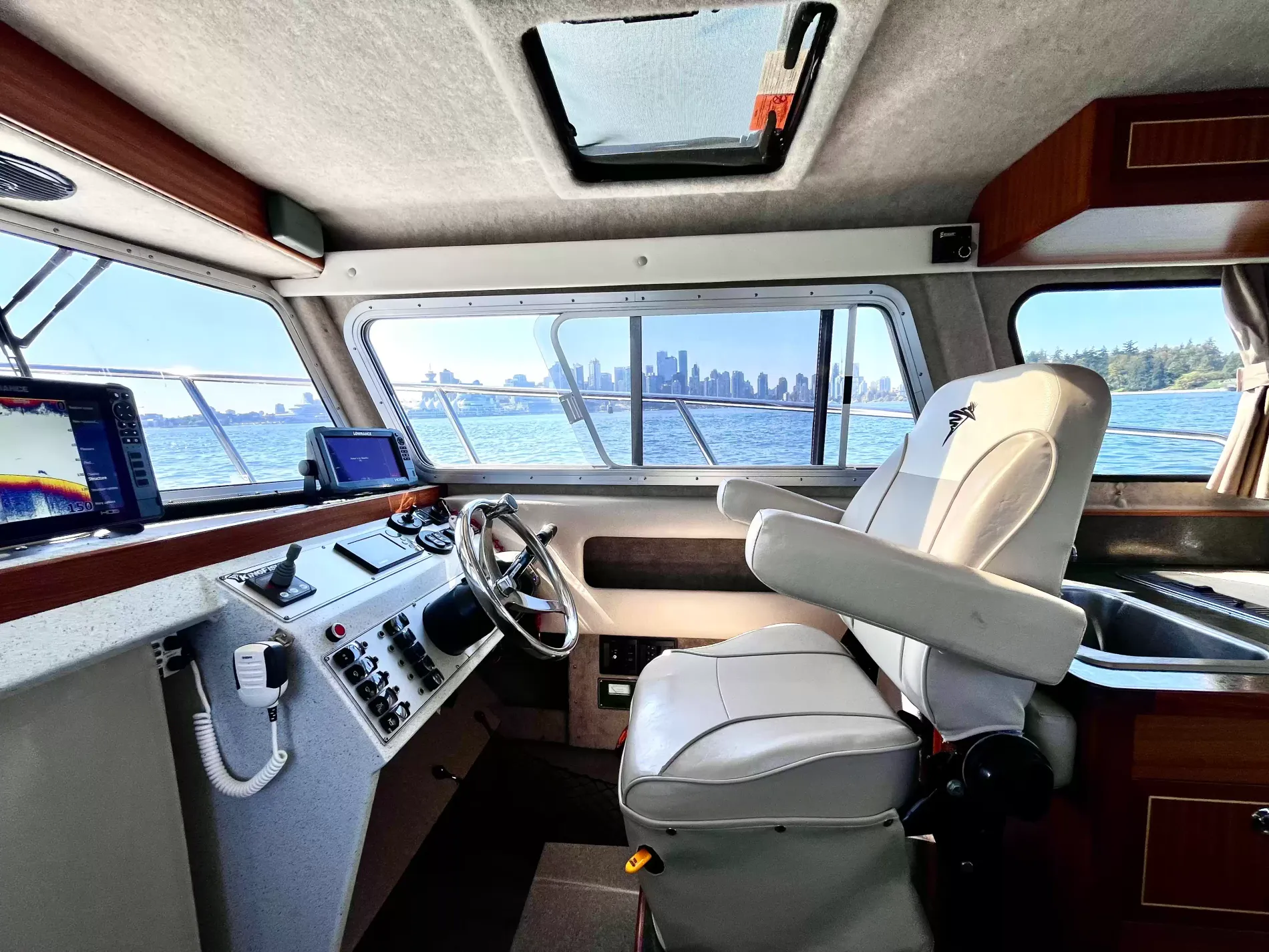 Pre-Owned 2016 Kingfisher 3025 for Sale | Vancouver, BC | M&P Yacht Centre | 6a868a78a0d2b2871103a861