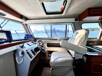 Pre-Owned 2016 Kingfisher 3025 for Sale | Vancouver, BC | M&P Yacht Centre | 6a868a78a0d2b2871103a861