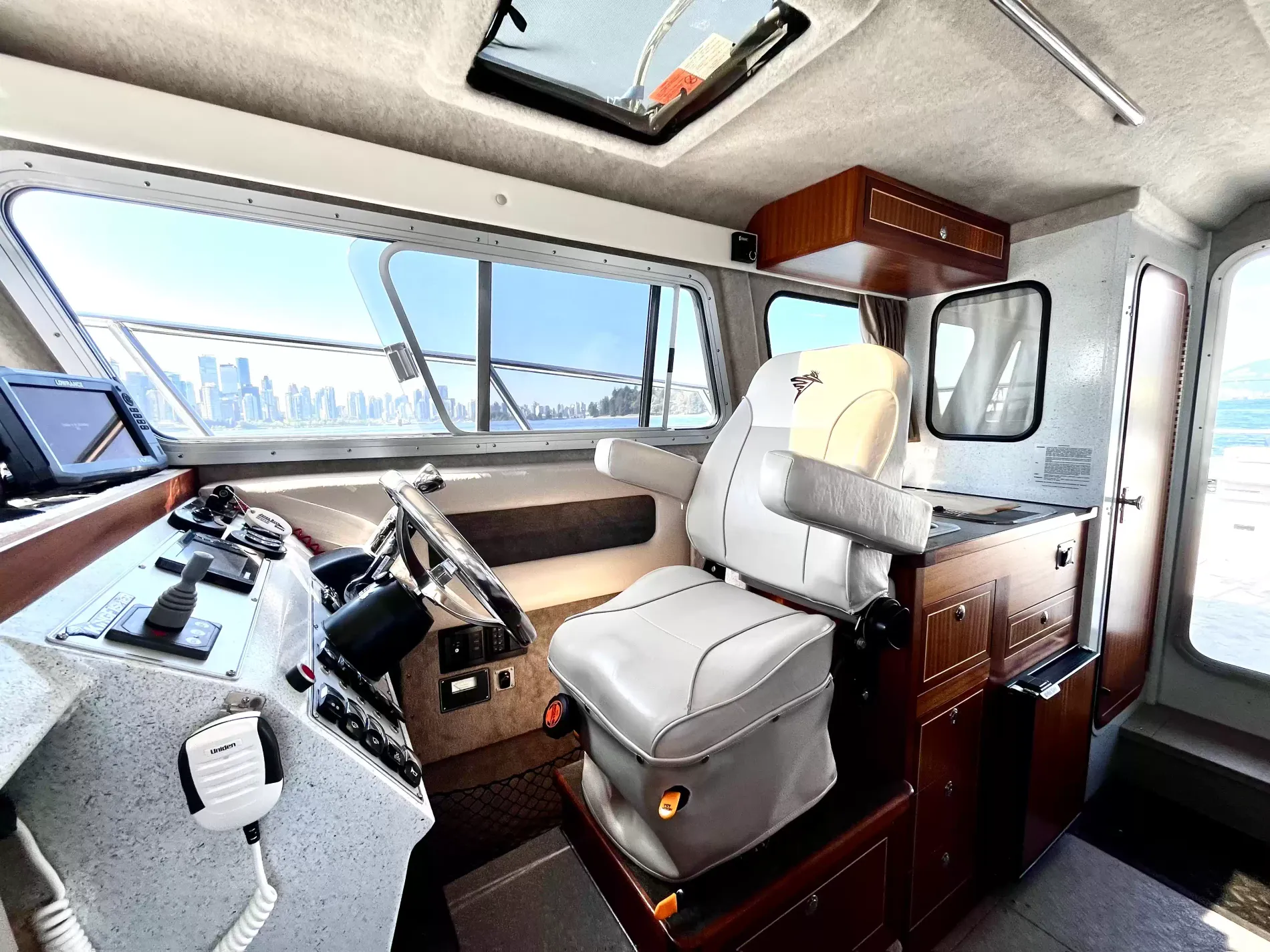 Pre-Owned 2016 Kingfisher 3025 for Sale | Vancouver, BC | M&P Yacht Centre | 6a868a78a0d2b2871103a861