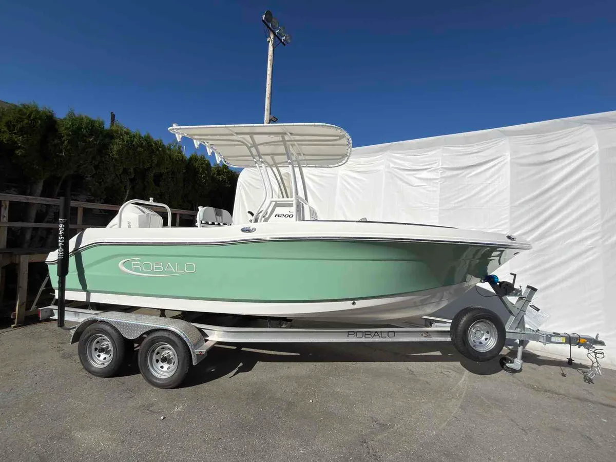 2027 Robalo R200-2