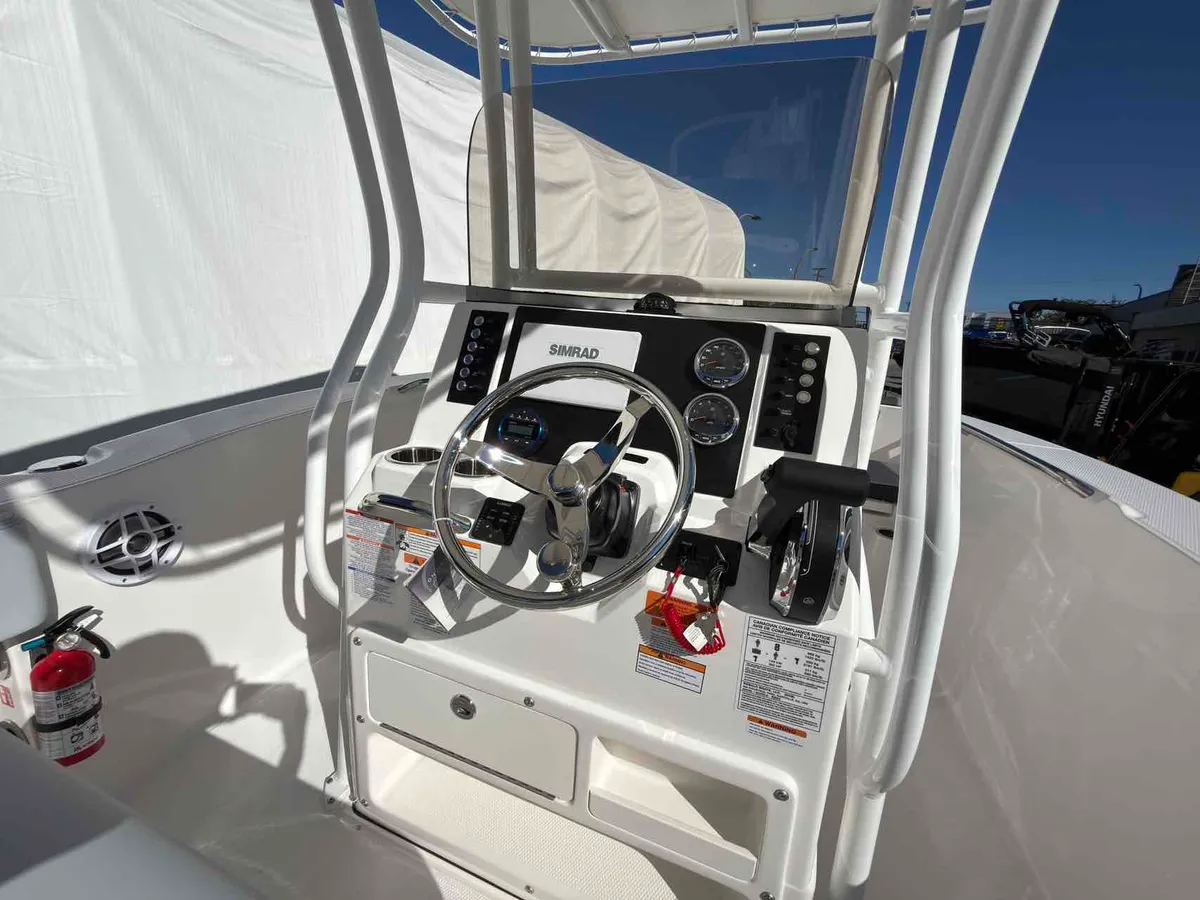 2027 Robalo R200-7