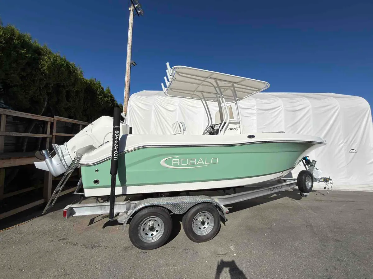 2027 Robalo R200-3