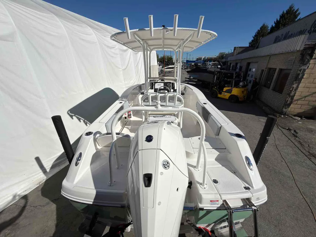 2027 Robalo R200-5
