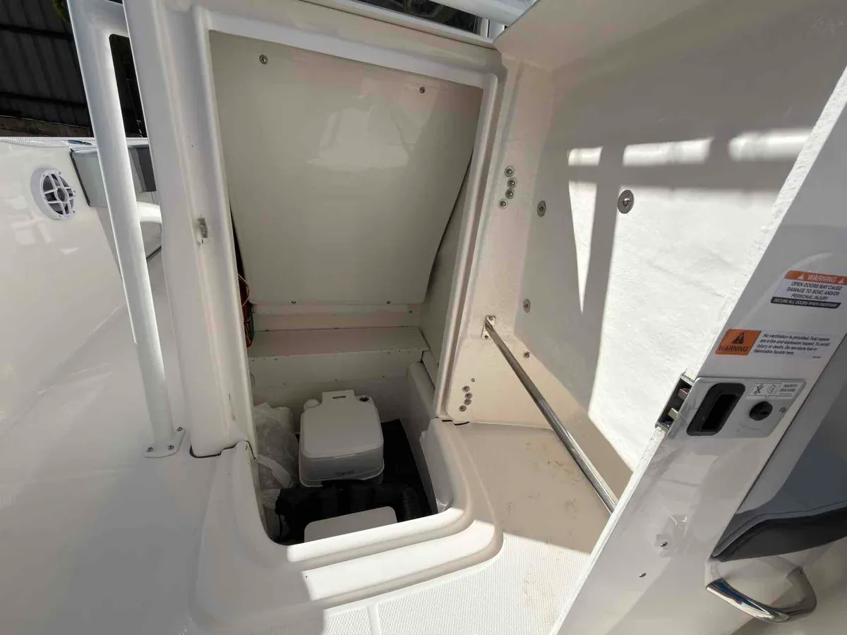 2027 Robalo R200-12