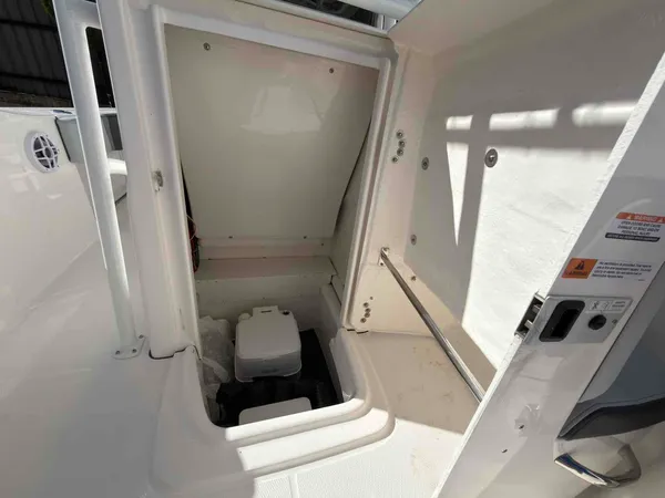 2027 Robalo R200-14