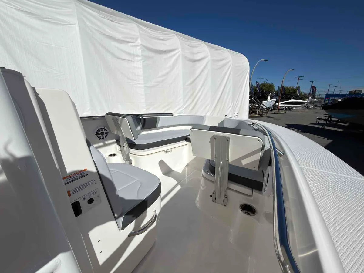 2027 Robalo R200-9
