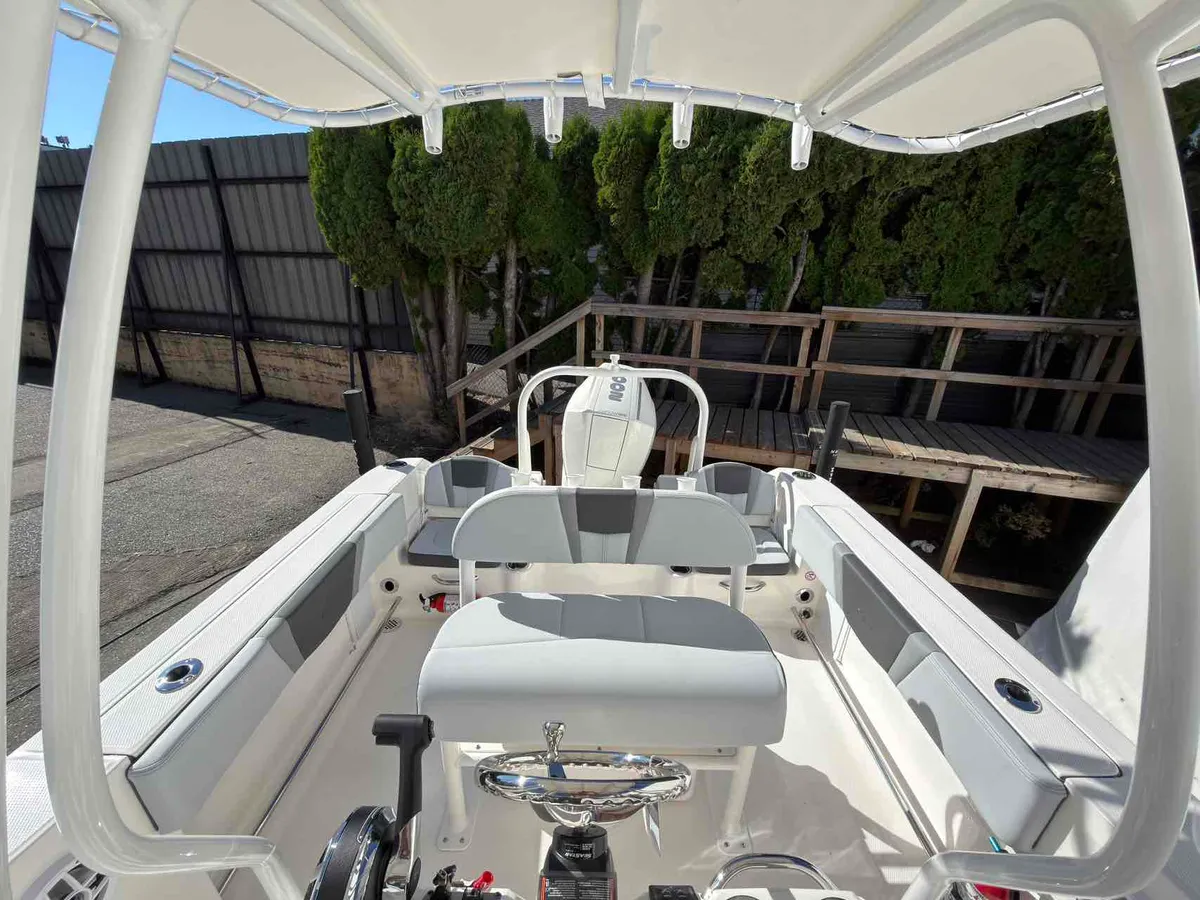 2027 Robalo R200-13