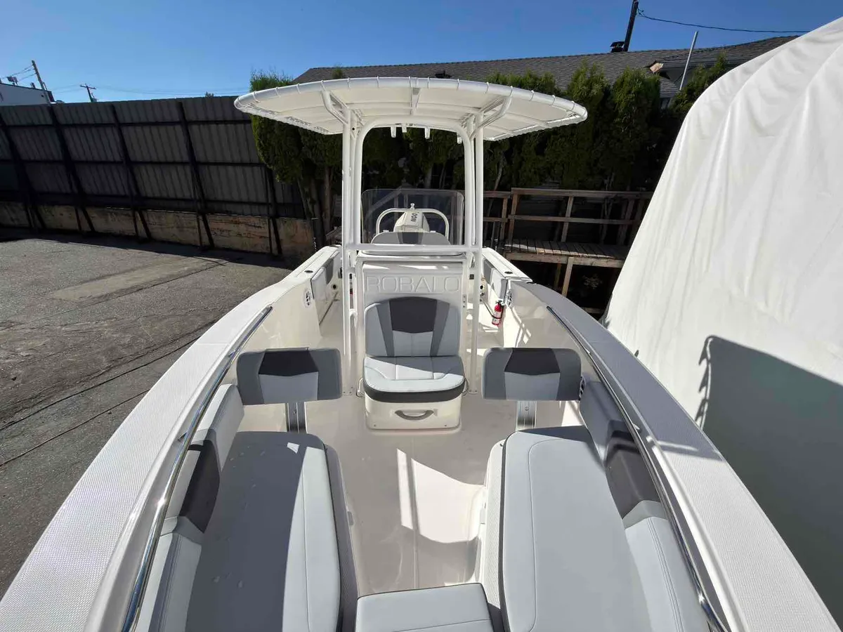 2027 Robalo R200-11
