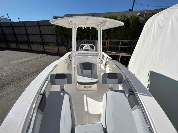 2027 Robalo R200-13