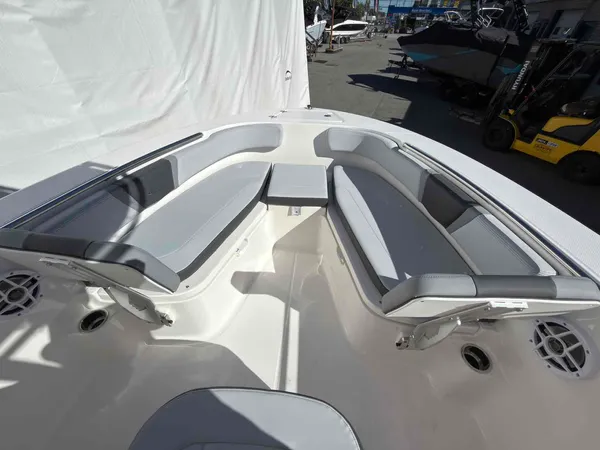 2027 Robalo R200-12