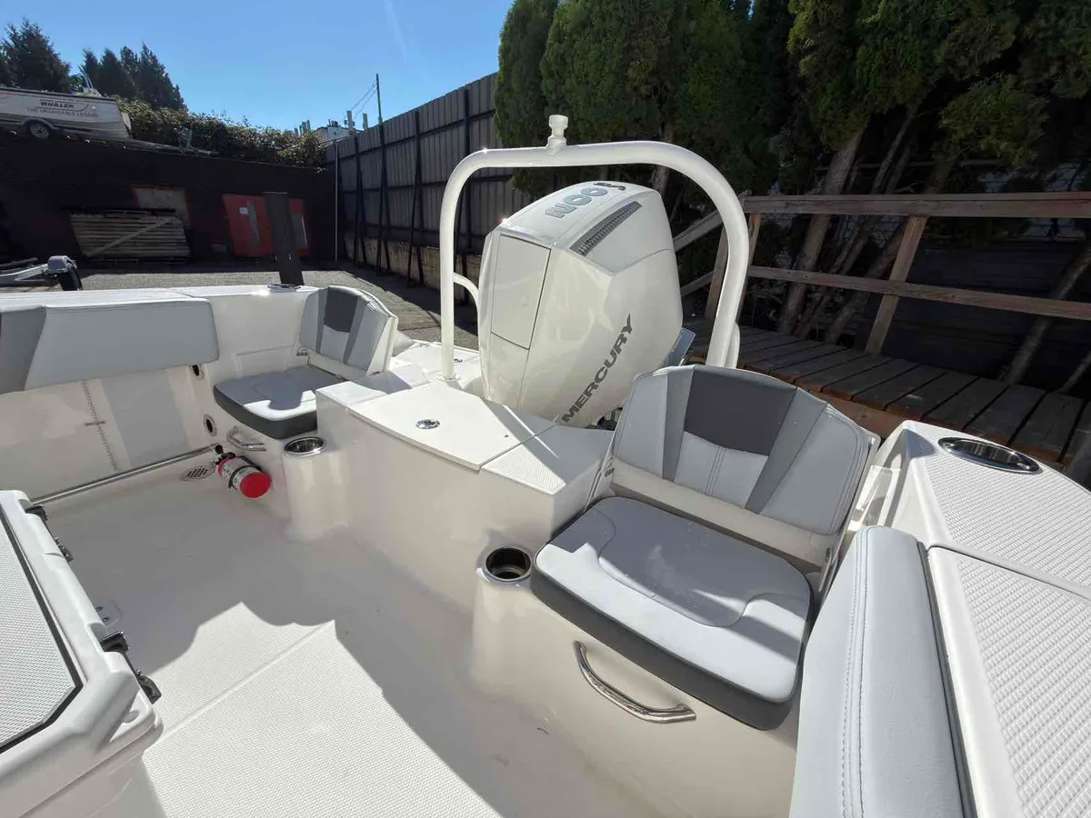 2027 Robalo R200-14