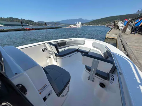 2027 Robalo R200-7