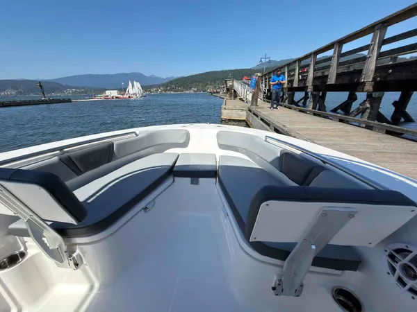 2027 Robalo R200-8