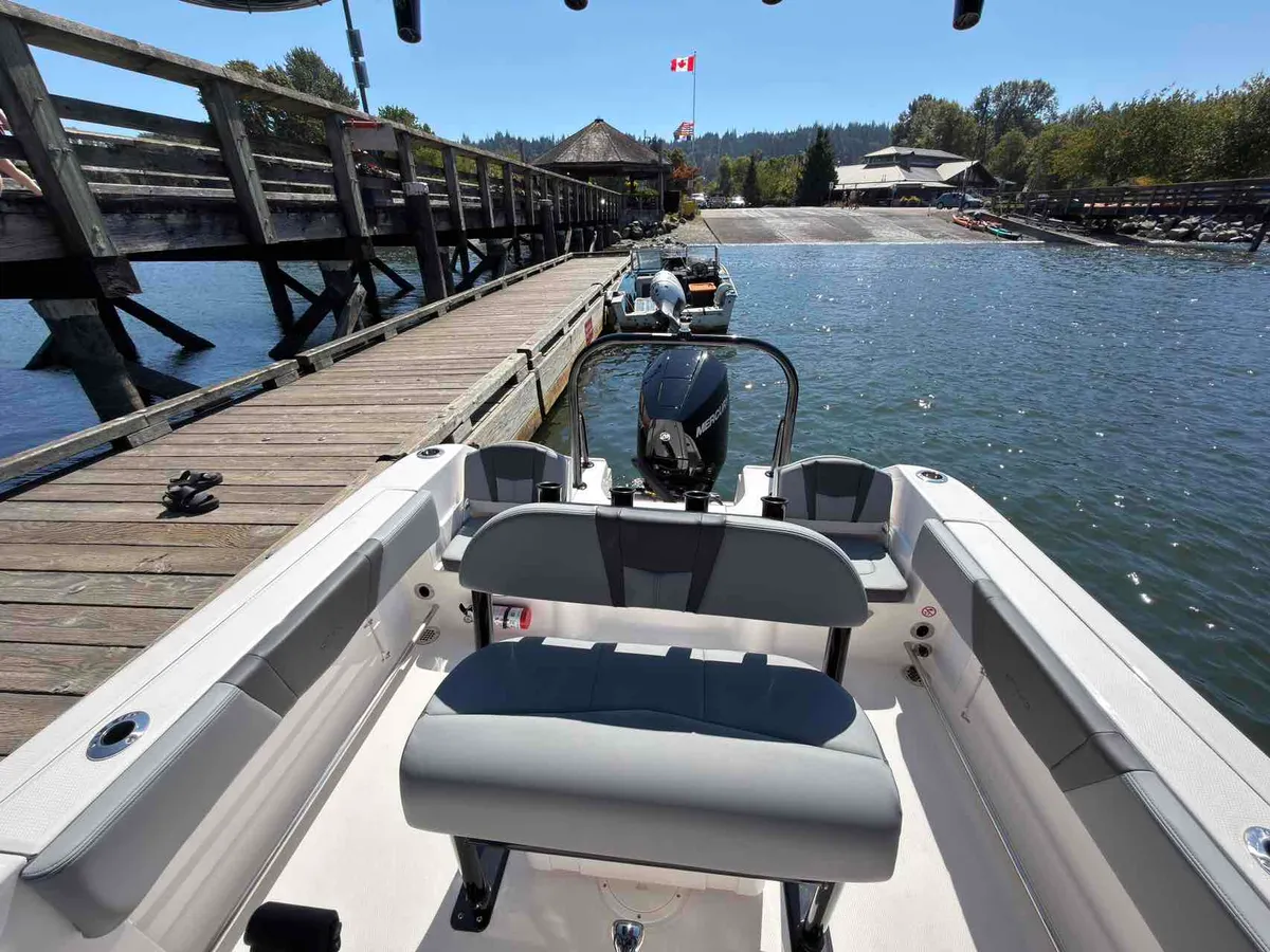 2027 Robalo R200-10