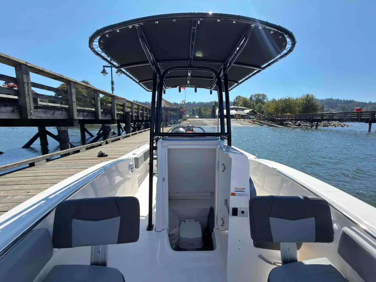 2027 Robalo R200-8