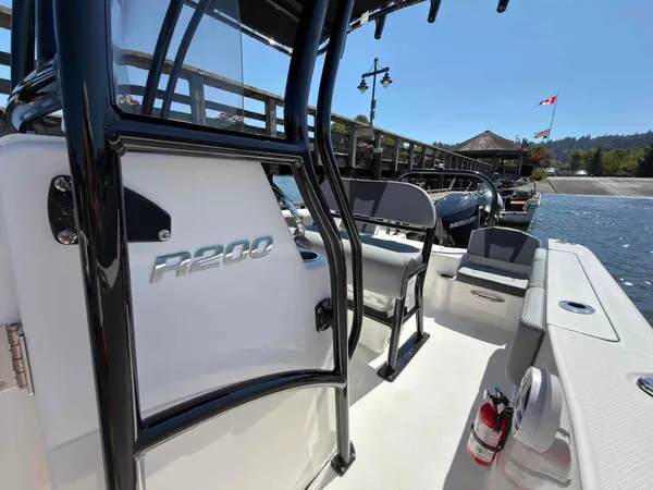2027 Robalo R200-11