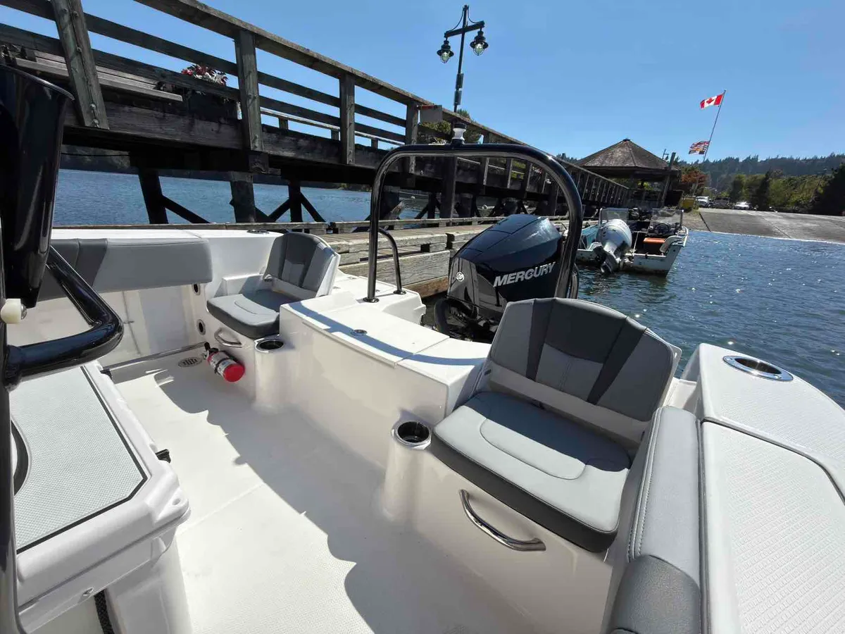 2027 Robalo R200-11