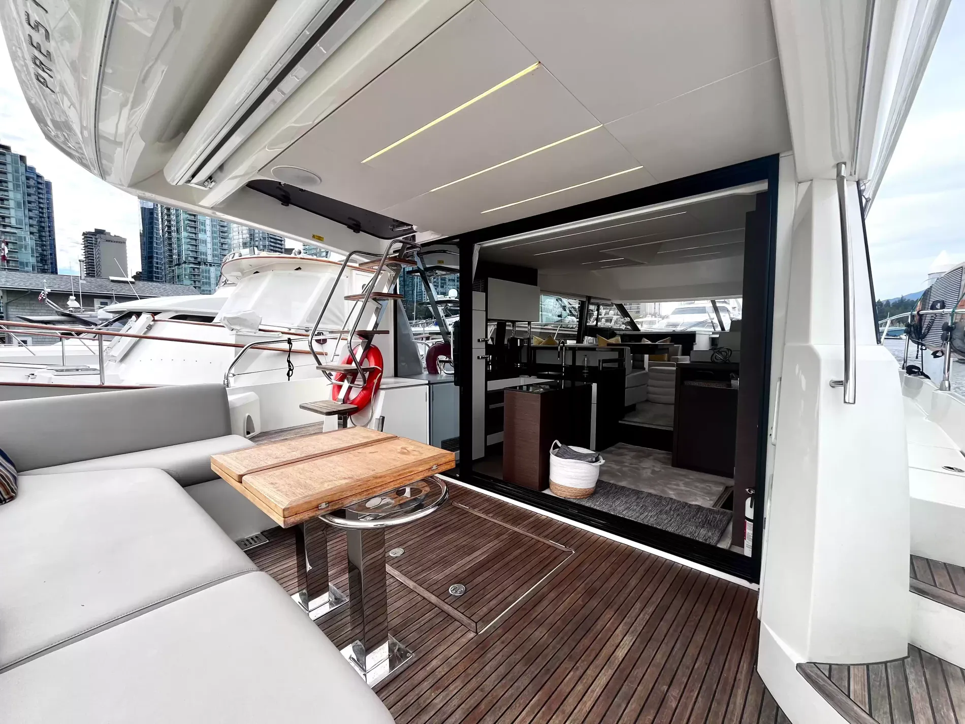 Pre-Owned 2021 Prestige yachts 520 Fly for Sale | Vancouver, BC | M&P Yacht Centre | 6a89202d2ef704f9af004a81