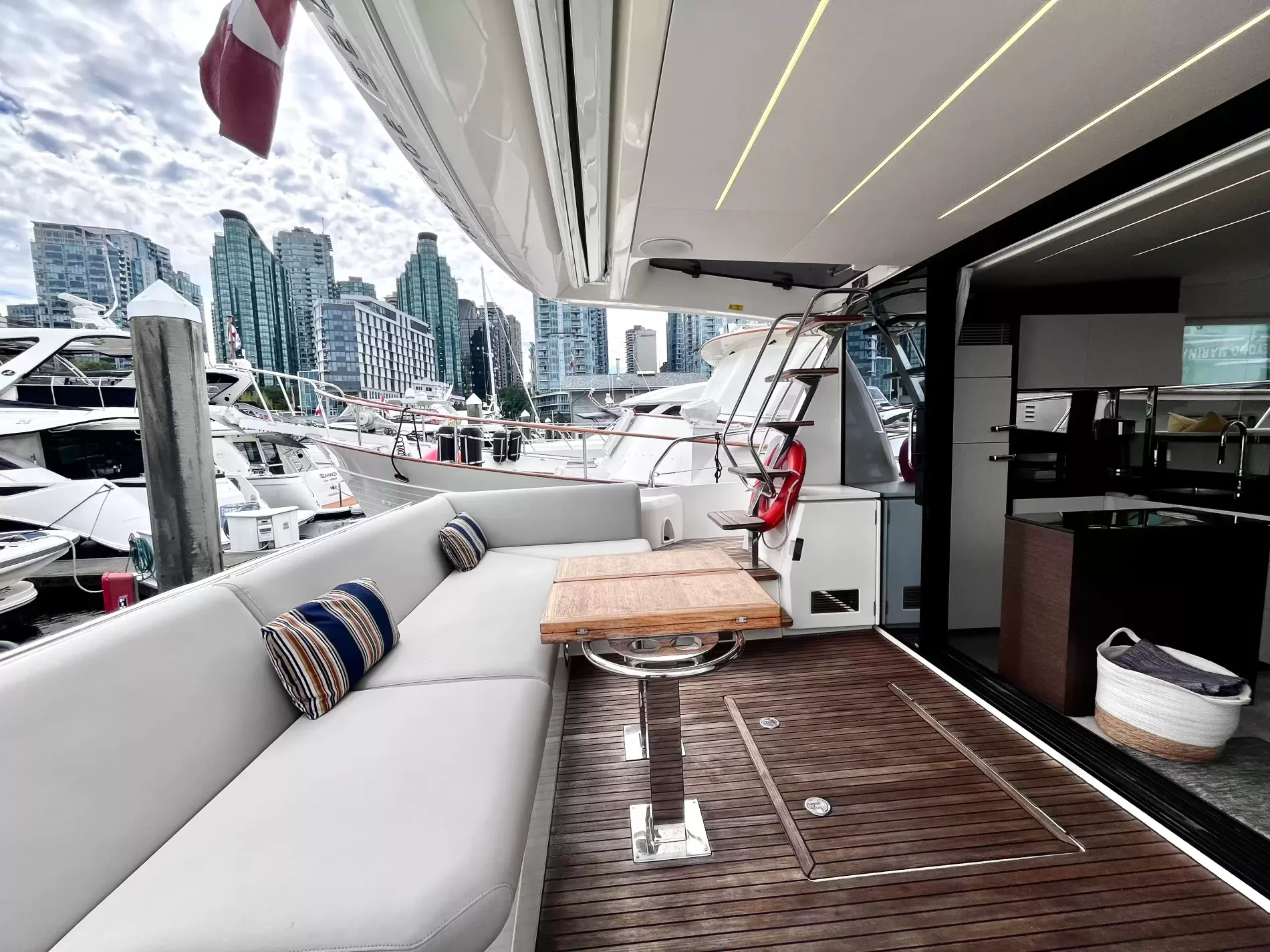 Pre-Owned 2021 Prestige yachts 520 Fly for Sale | Vancouver, BC | M&P Yacht Centre | 6a89202d2ef704f9af004a81