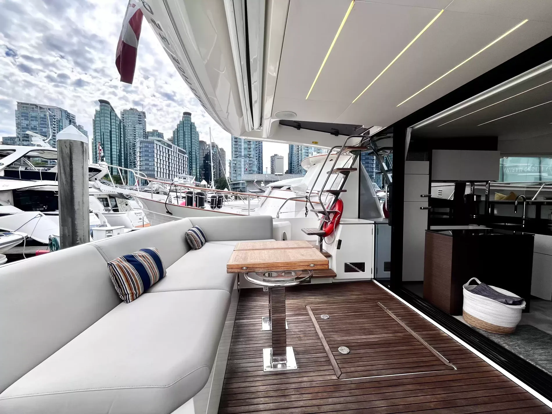 Pre-Owned 2021 Prestige yachts 520 Fly for Sale | Vancouver, BC | M&P Yacht Centre | 6a89202d2ef704f9af004a81
