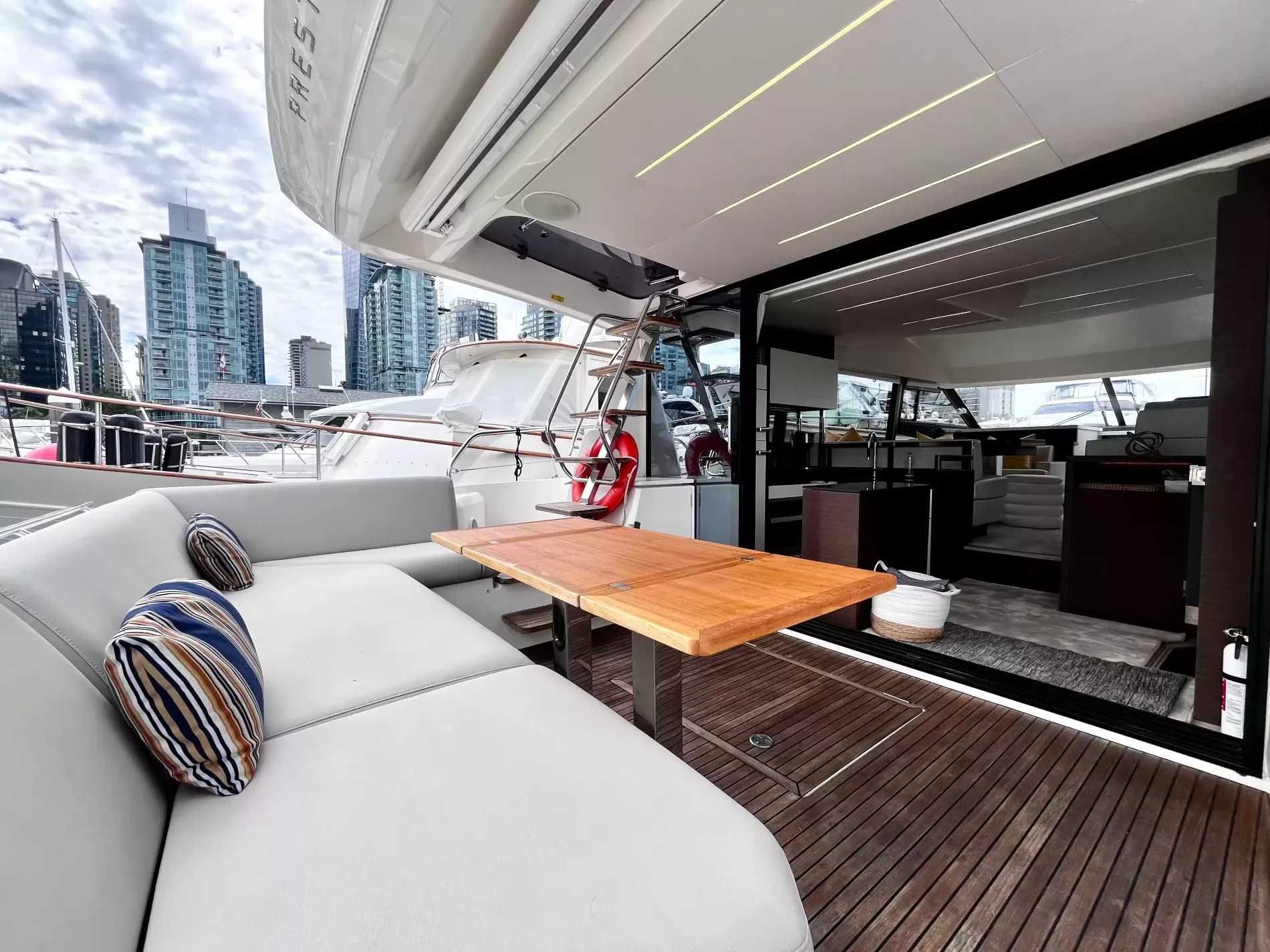 Pre-Owned 2021 Prestige yachts 520 Fly for Sale | Vancouver, BC | M&P Yacht Centre | 6a89202d2ef704f9af004a81