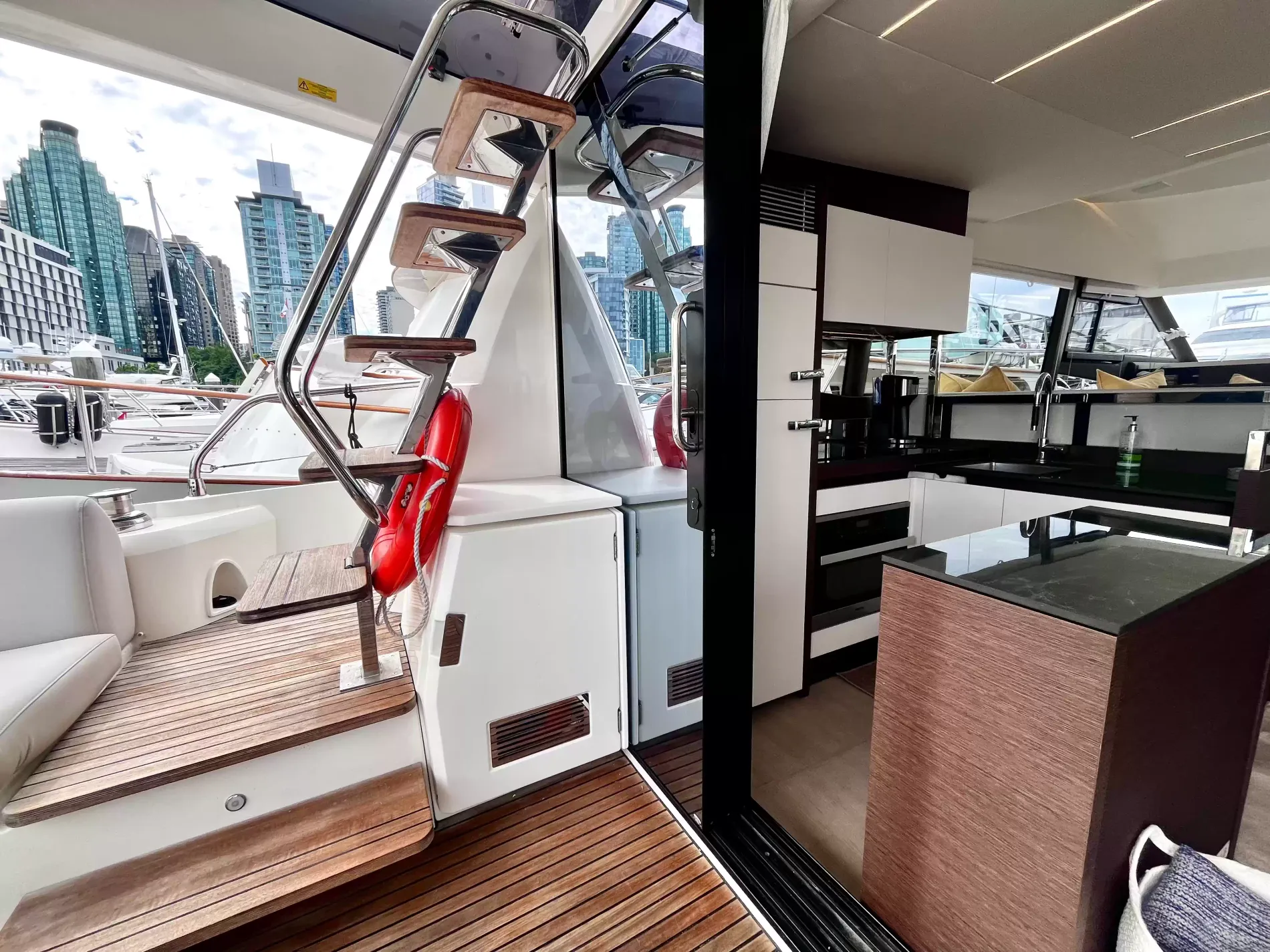 Pre-Owned 2021 Prestige yachts 520 Fly for Sale | Vancouver, BC | M&P Yacht Centre | 6a89202d2ef704f9af004a81