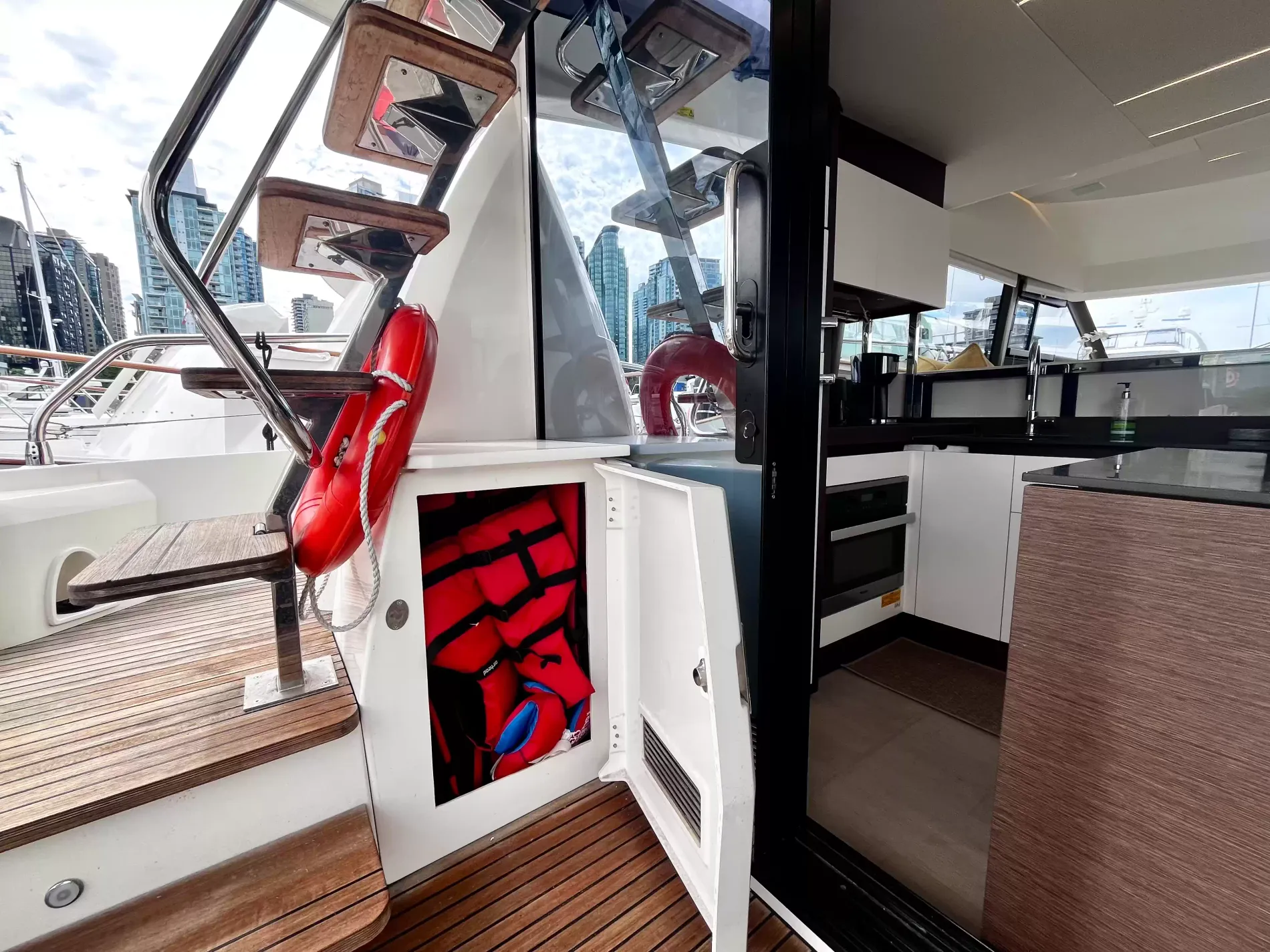 Pre-Owned 2021 Prestige yachts 520 Fly for Sale | Vancouver, BC | M&P Yacht Centre | 6a89202d2ef704f9af004a81