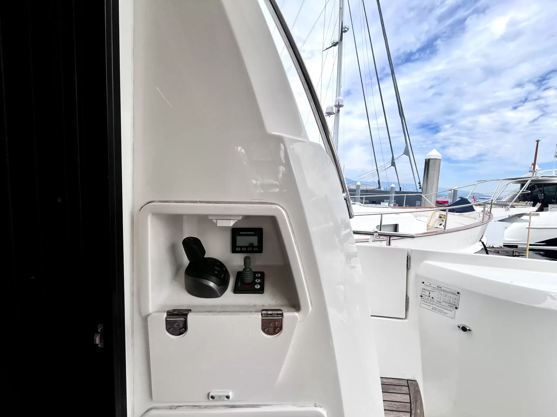 Pre-Owned 2021 Prestige yachts 520 Fly for Sale | Vancouver, BC | M&P Yacht Centre | 6a89202d2ef704f9af004a81