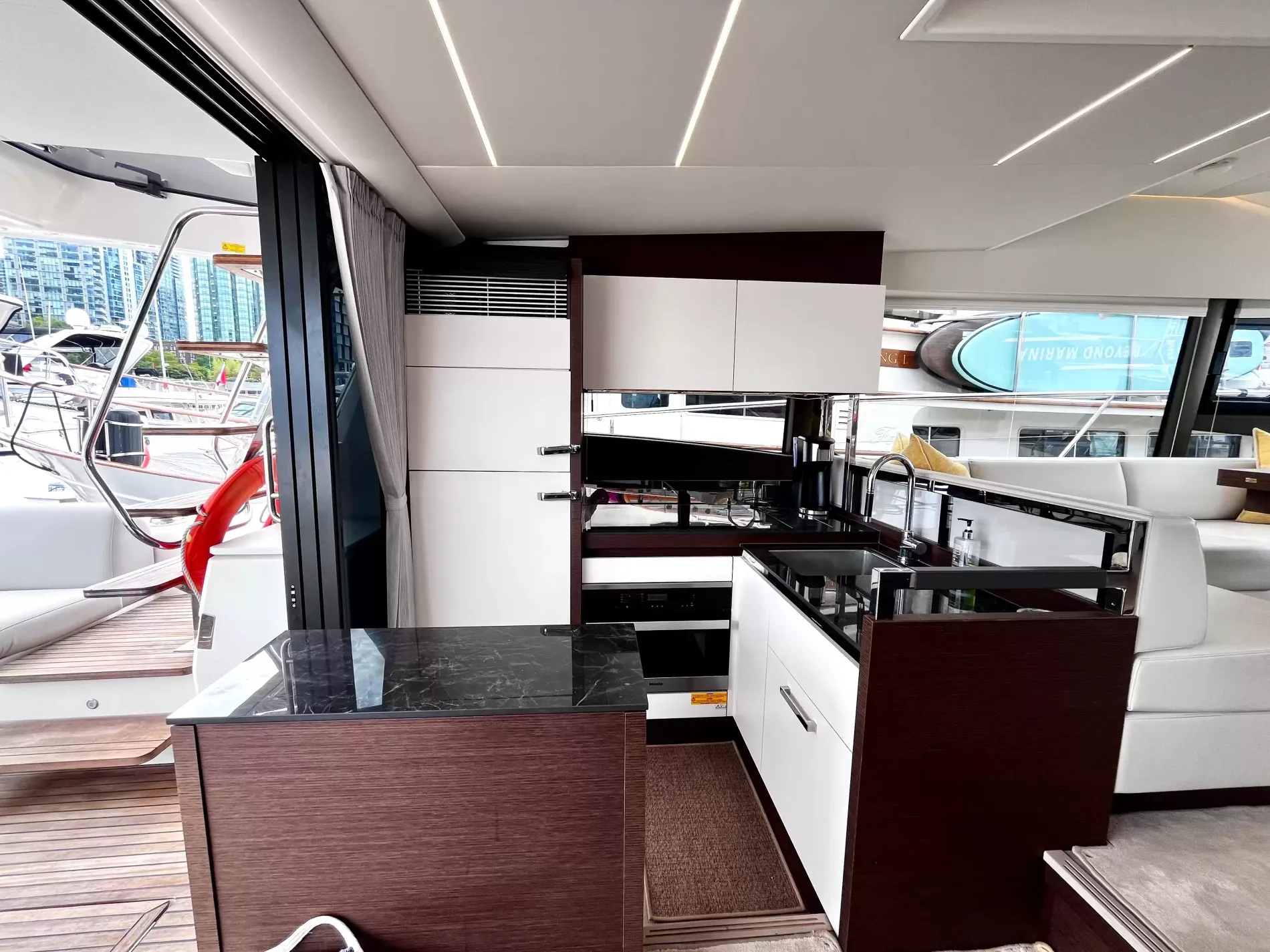 Pre-Owned 2021 Prestige yachts 520 Fly for Sale | Vancouver, BC | M&P Yacht Centre | 6a89202d2ef704f9af004a81