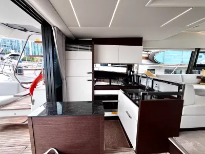 Pre-Owned 2021 Prestige yachts 520 Fly for Sale | Vancouver, BC | M&P Yacht Centre | 6a89202d2ef704f9af004a81