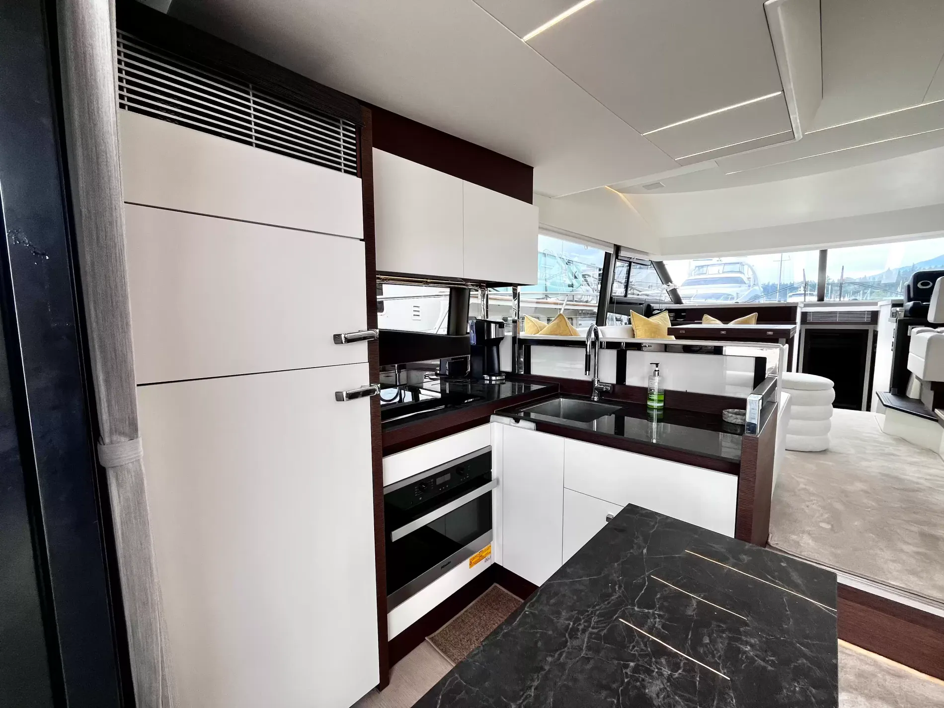 Pre-Owned 2021 Prestige yachts 520 Fly for Sale | Vancouver, BC | M&P Yacht Centre | 6a89202d2ef704f9af004a81