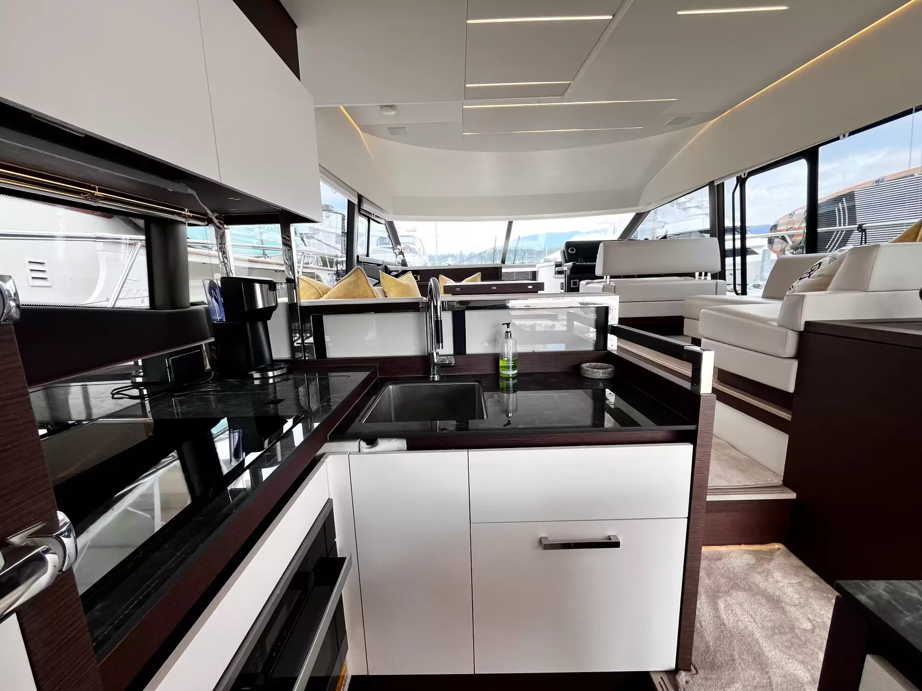 Pre-Owned 2021 Prestige yachts 520 Fly for Sale | Vancouver, BC | M&P Yacht Centre | 6a89202d2ef704f9af004a81